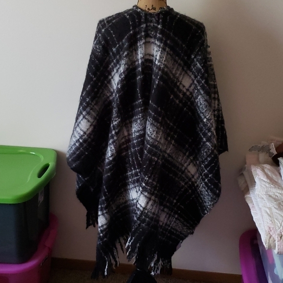 Black and white plaid shawl. One size - Picture 2 of 2